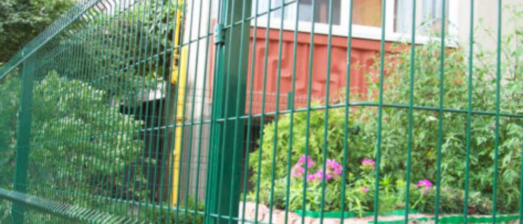 Ремонт забора при помощи крепежных клипс.jpg